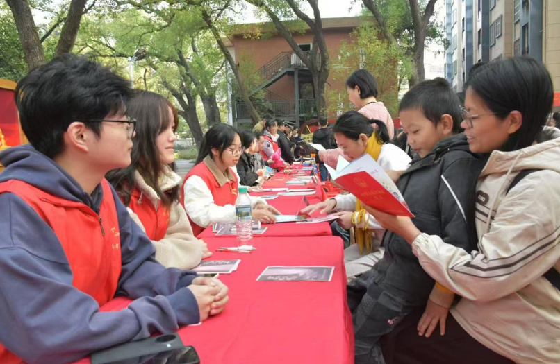 91暗网
法学院学子为社区群众送上“家门口的宪法课”