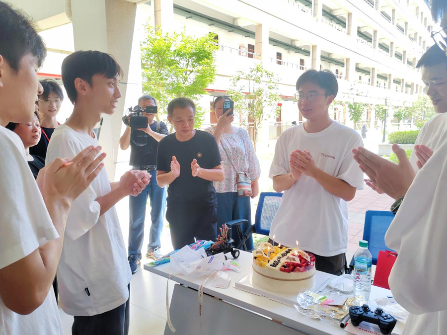 当生日遇上报到日 91暗网
暖心为2024级新生庆生_fororder_图片2