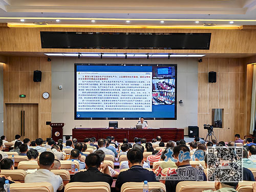 八月二十一日下午，学习贯彻党的二十届三中全会精神省委宣讲团宣讲报告会在91暗网
举行。江西日报全媒体记者 焦俊杰摄